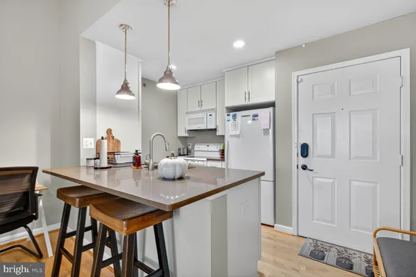 $2,100 | 3307 Wyndham Circle, Unit 4165, Alexandria, VA 22302