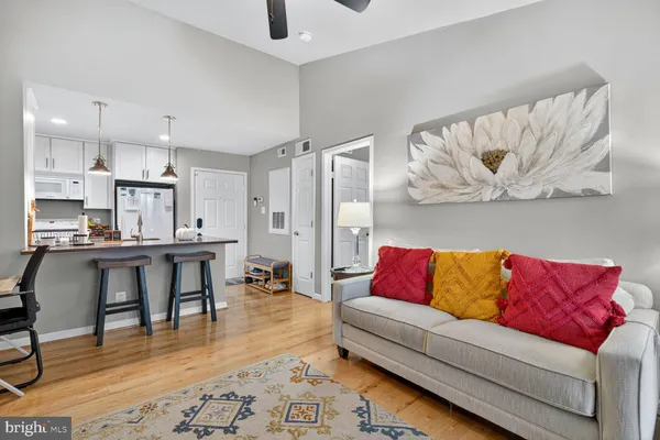 $2,100 | 3307 Wyndham Circle, Unit 4165, Alexandria, VA 22302