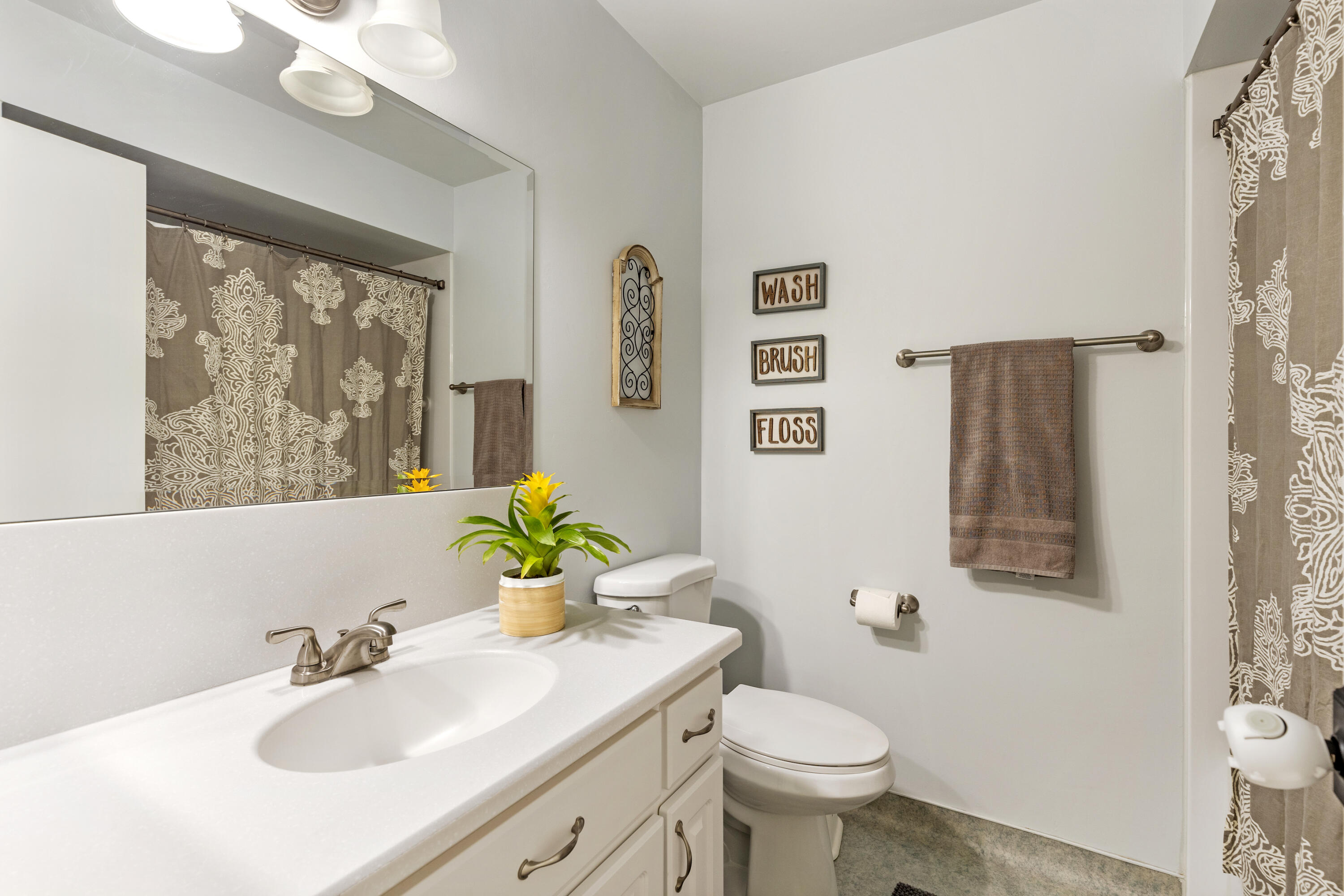 20727 Ridgecrest Drive Tehachapi, CA 93561 - Photo 18 of 27 a bathroom with a sink toilet and shower