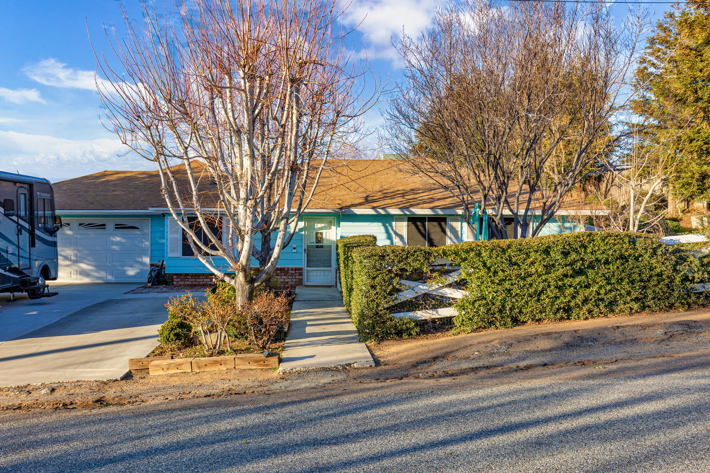 20727 Ridgecrest Drive Tehachapi, CA 93561 - Photo 3 of 27 a view of a house with a yard