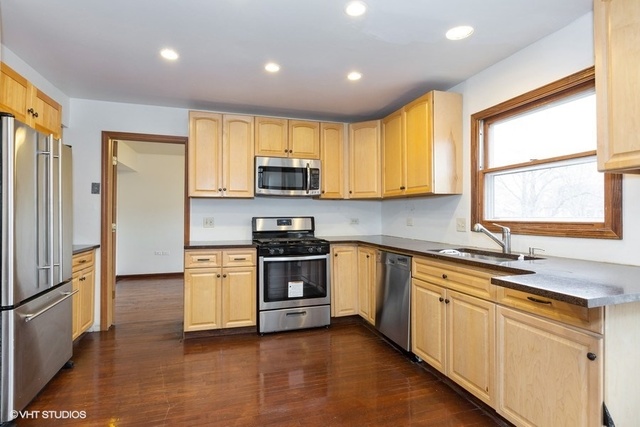 108 Country Court Bolingbrook, IL 60440 - Photo 2 of 12