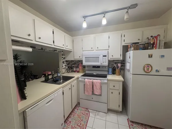 $1,650 | 9340 Lagoon Place, Unit 202, Davie, FL 33324