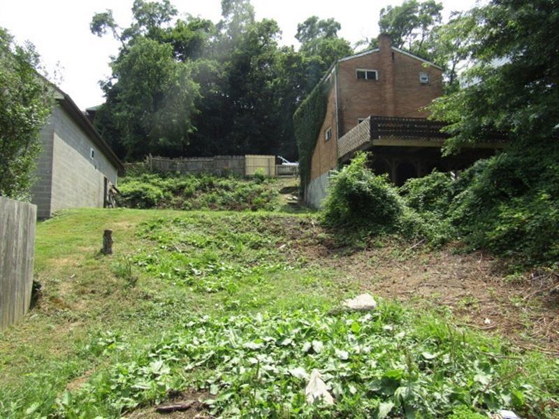 7231 Baker Street Pittsburgh, PA 15206 - Photo 3 of 4 a backyard of a house with lots of green space