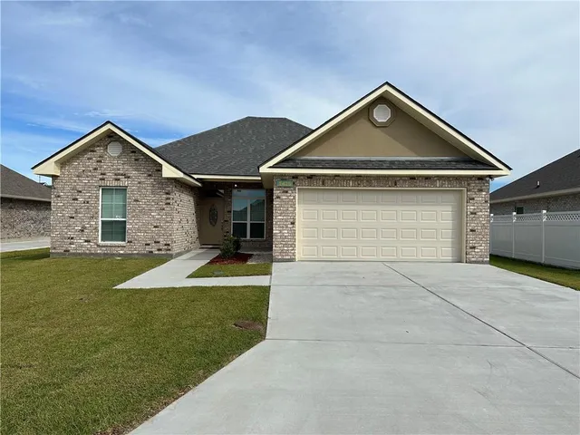 $2,300 | 2425 Carol Sue Avenue, Gretna, LA 70056