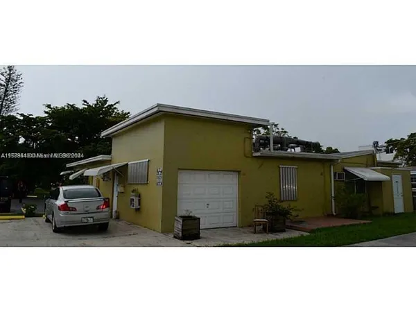 a car parked in front of white house