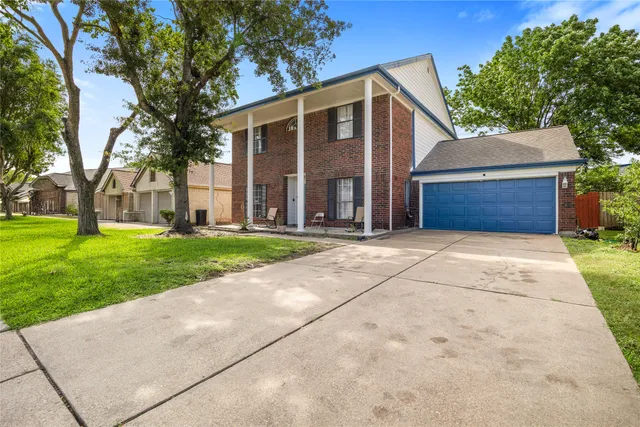 a front view of house with yard