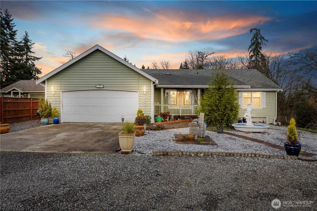 a view of a house with backyard and trees