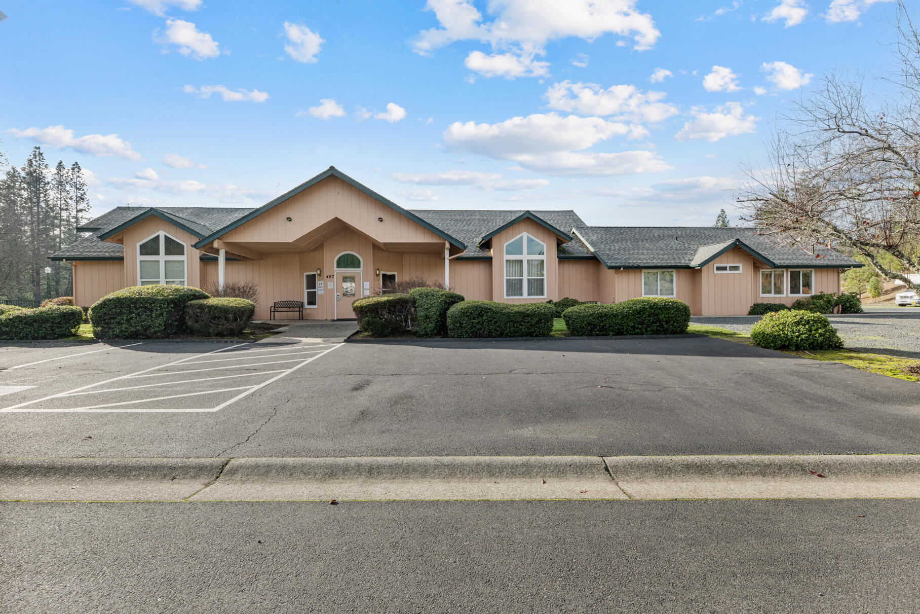 371 Cedar Ridge Cave Junction, OR 97523 - Photo 33 of 40 Front view of clubhouse