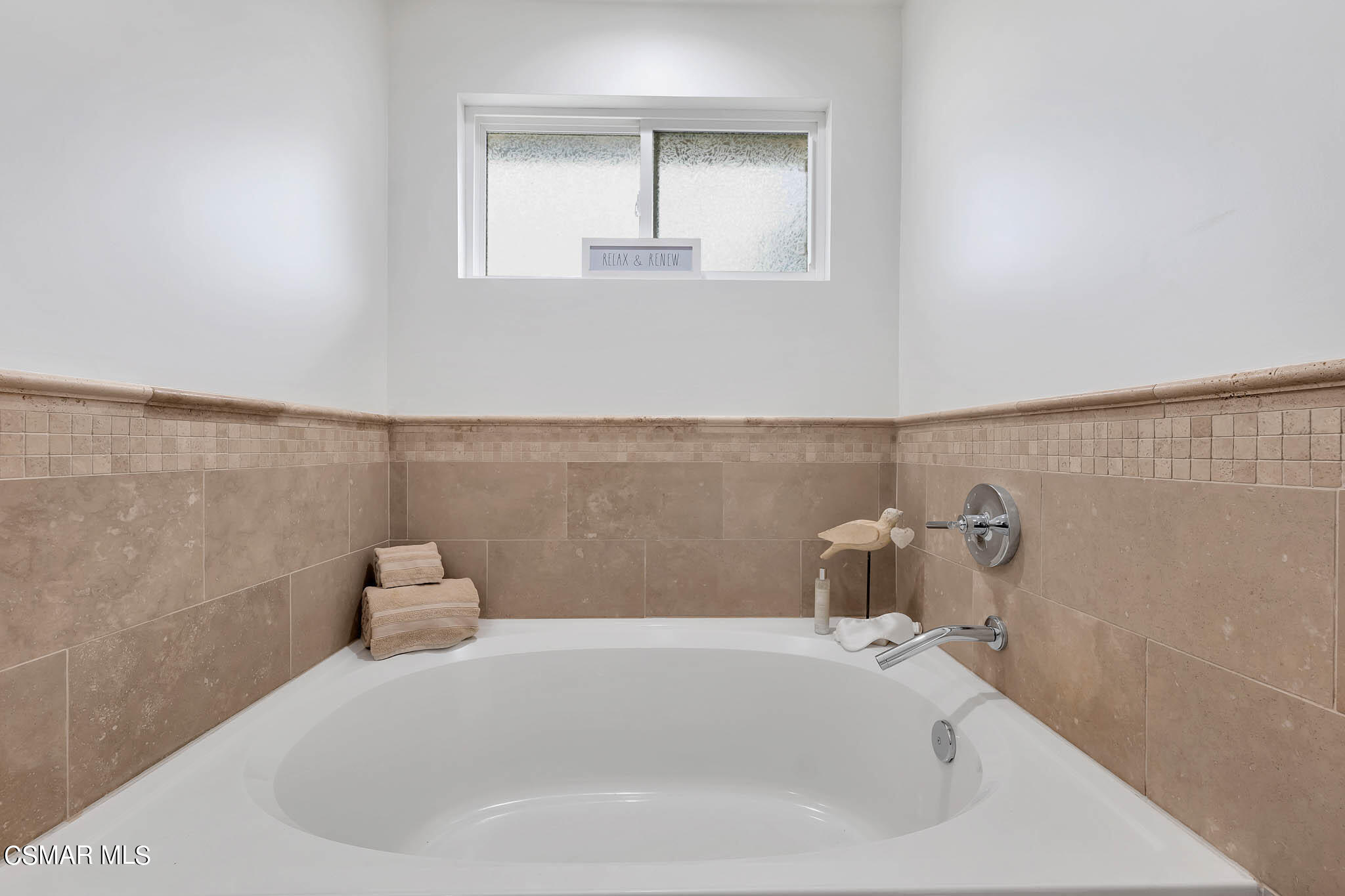 538 Mountaincrest Road Duarte, CA 91010 - Photo 31 of 63 a bathroom with a bathtub