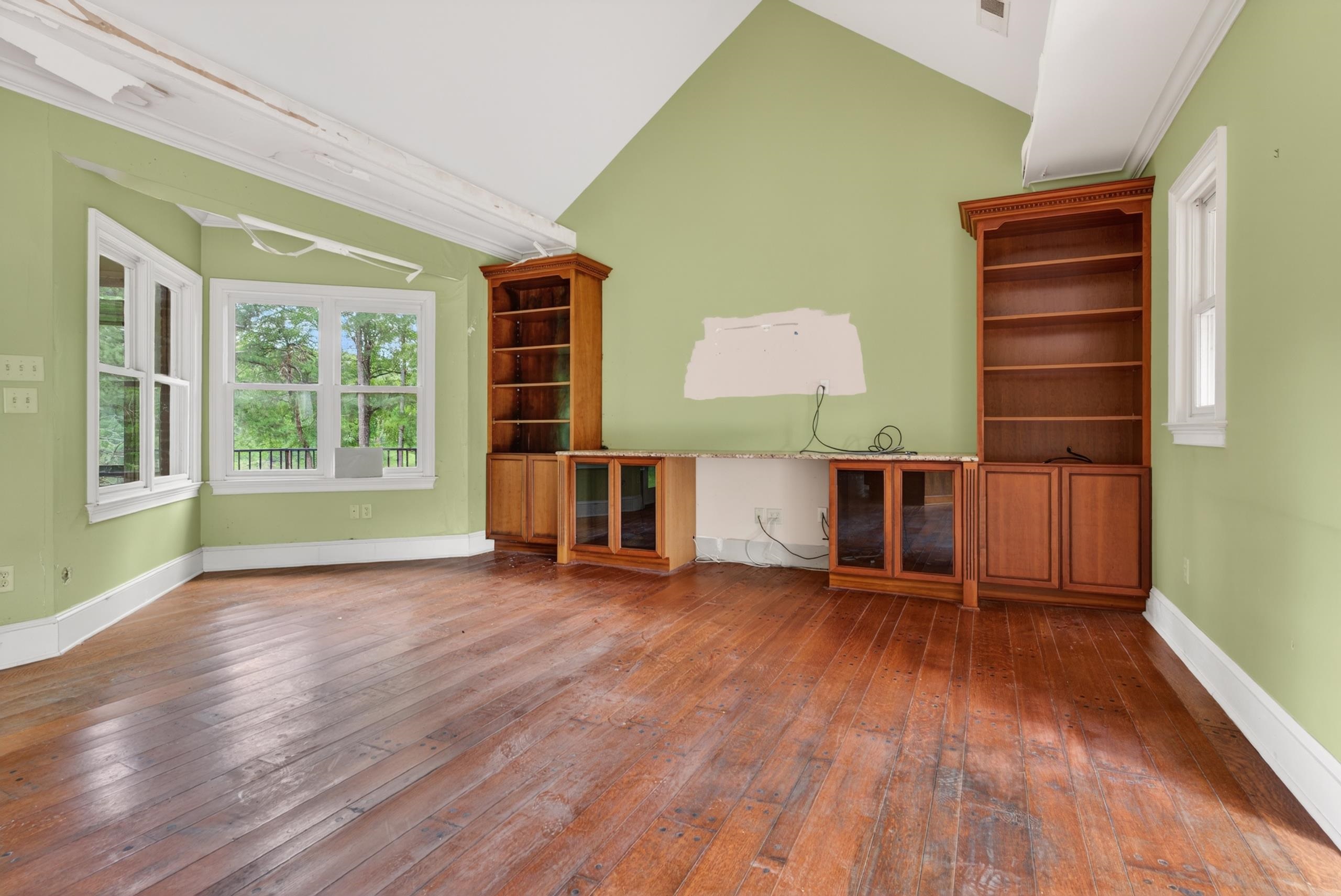 530 West Raines Road Memphis, TN 38109 - Photo 14 of 38 Spacious interior with rich wood-finish flooring