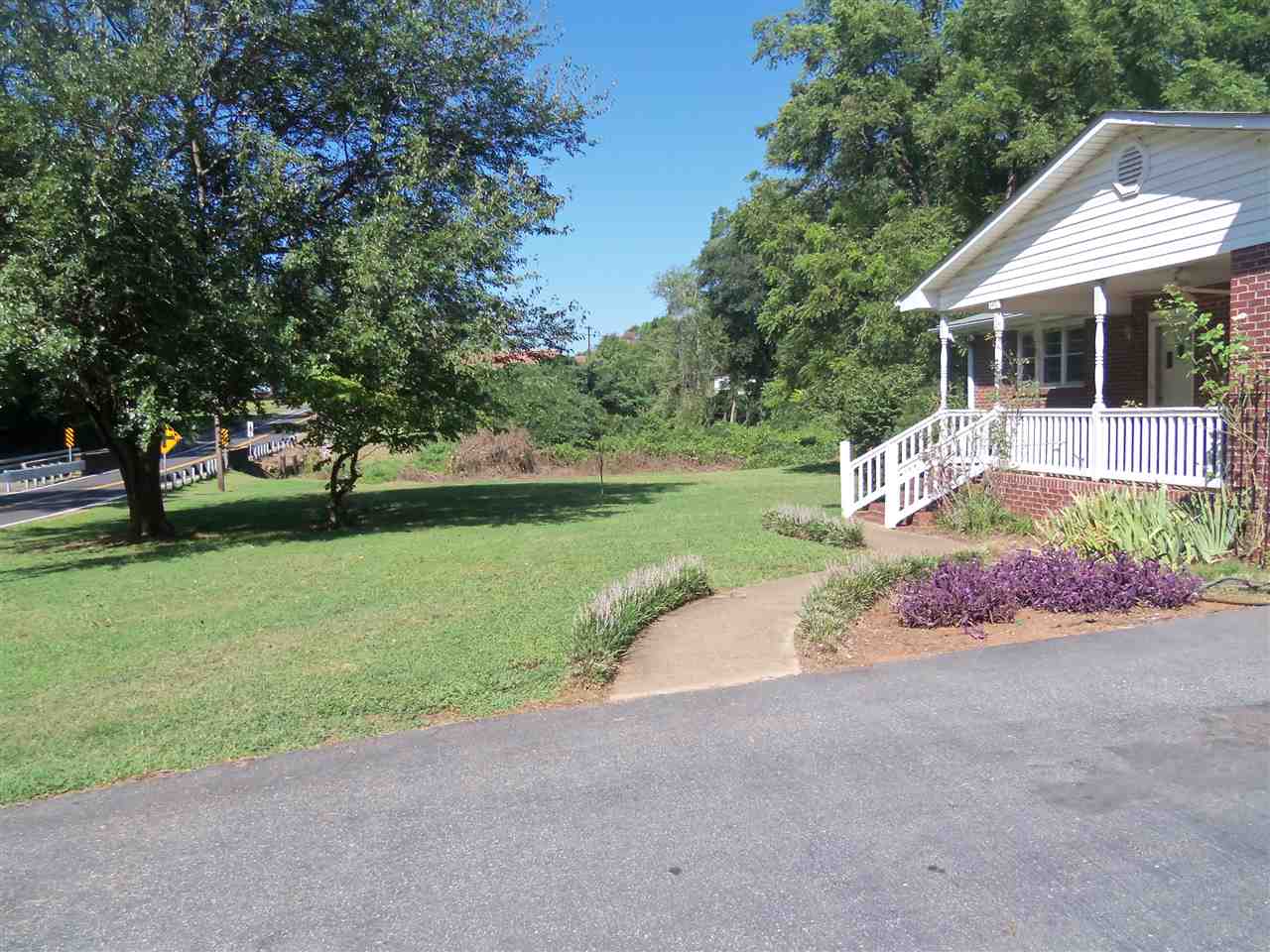 345 Syphrit Road Wellford, SC 29385 - Photo 2 of 24 Gallery Image 2