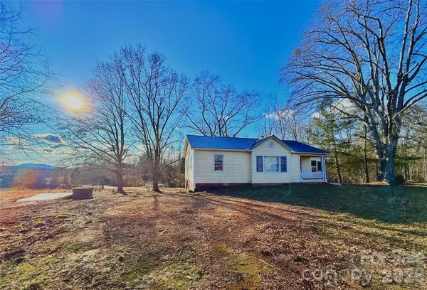 a view of house with a yard
