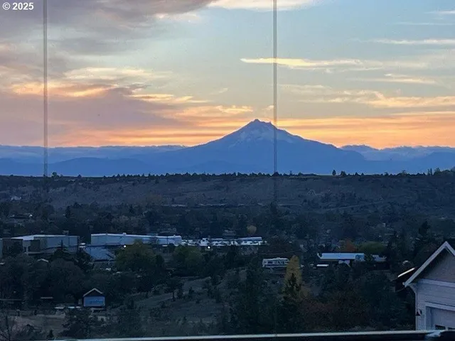 $499,999 | 433 Southeast Larkspur Drive, Madras, OR 97741