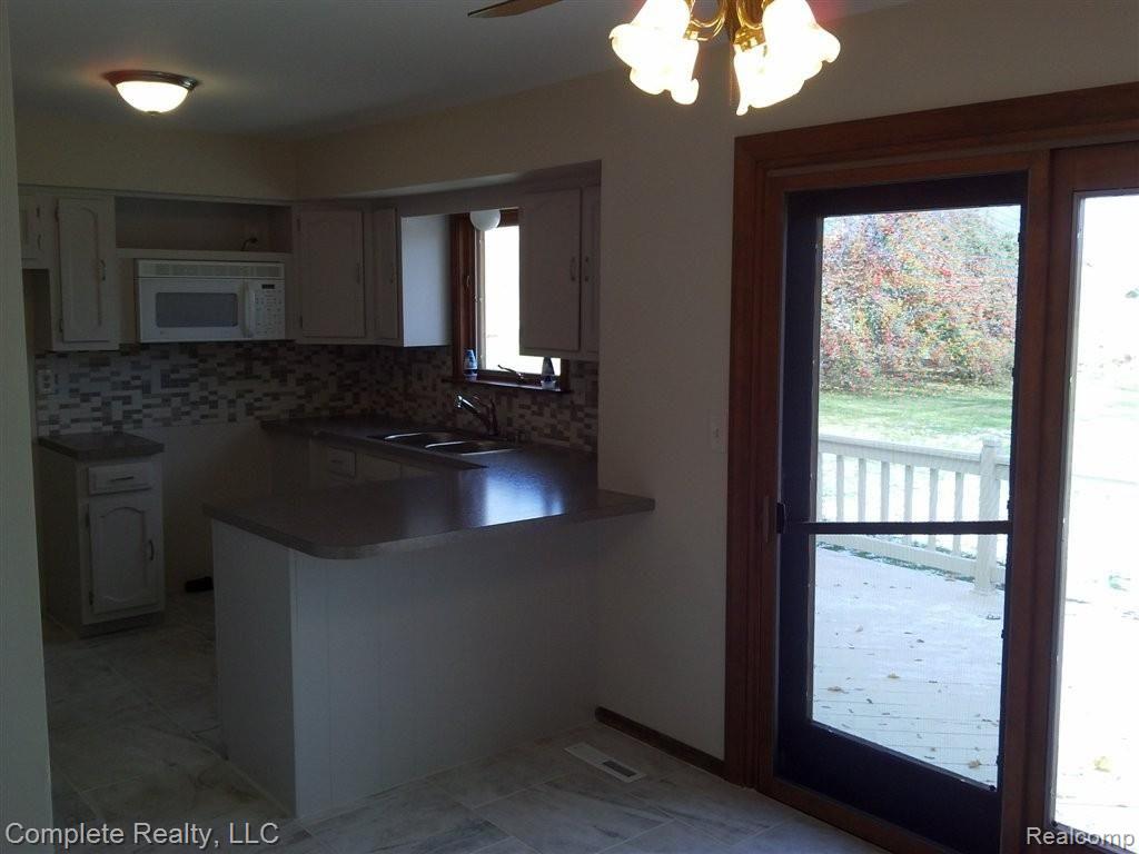 1462 Morrish Road Flint, MI 48532 - Photo 5 of 22 2013-11-12 14.00.43.jpg