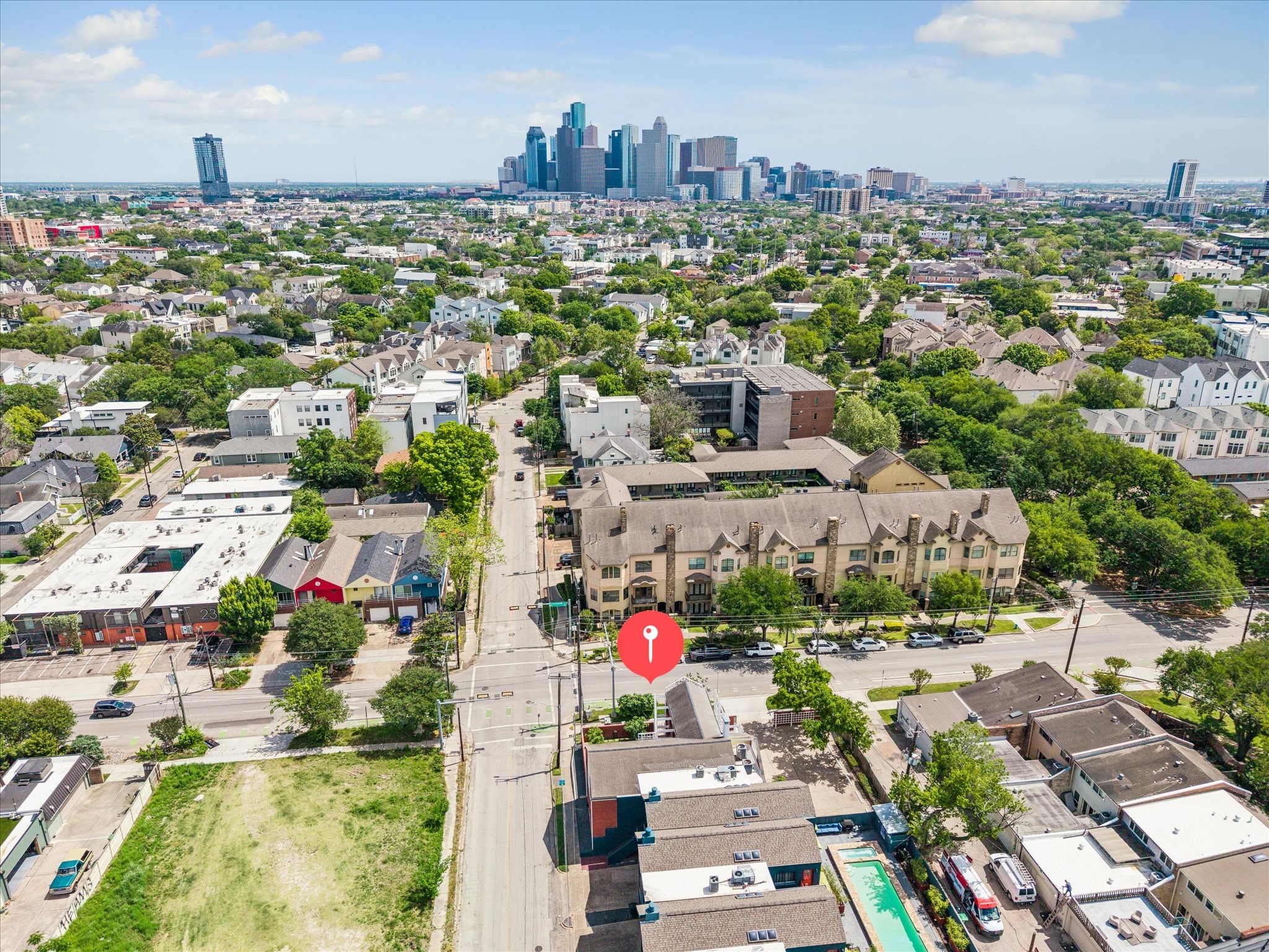 2402 Commonwealth Street Houston, TX 77006 - Photo 2 of 45 a view of a city