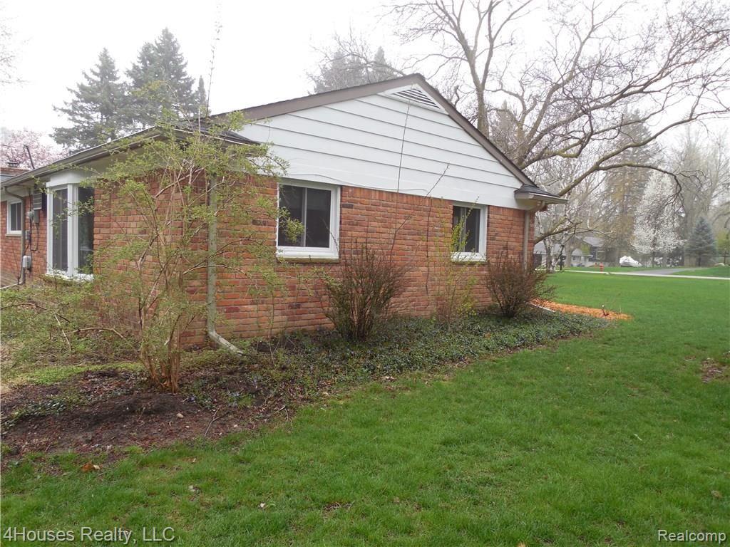 2686 New England Drive Rochester, MI 48309 - Photo 15 of 58 Left side of home