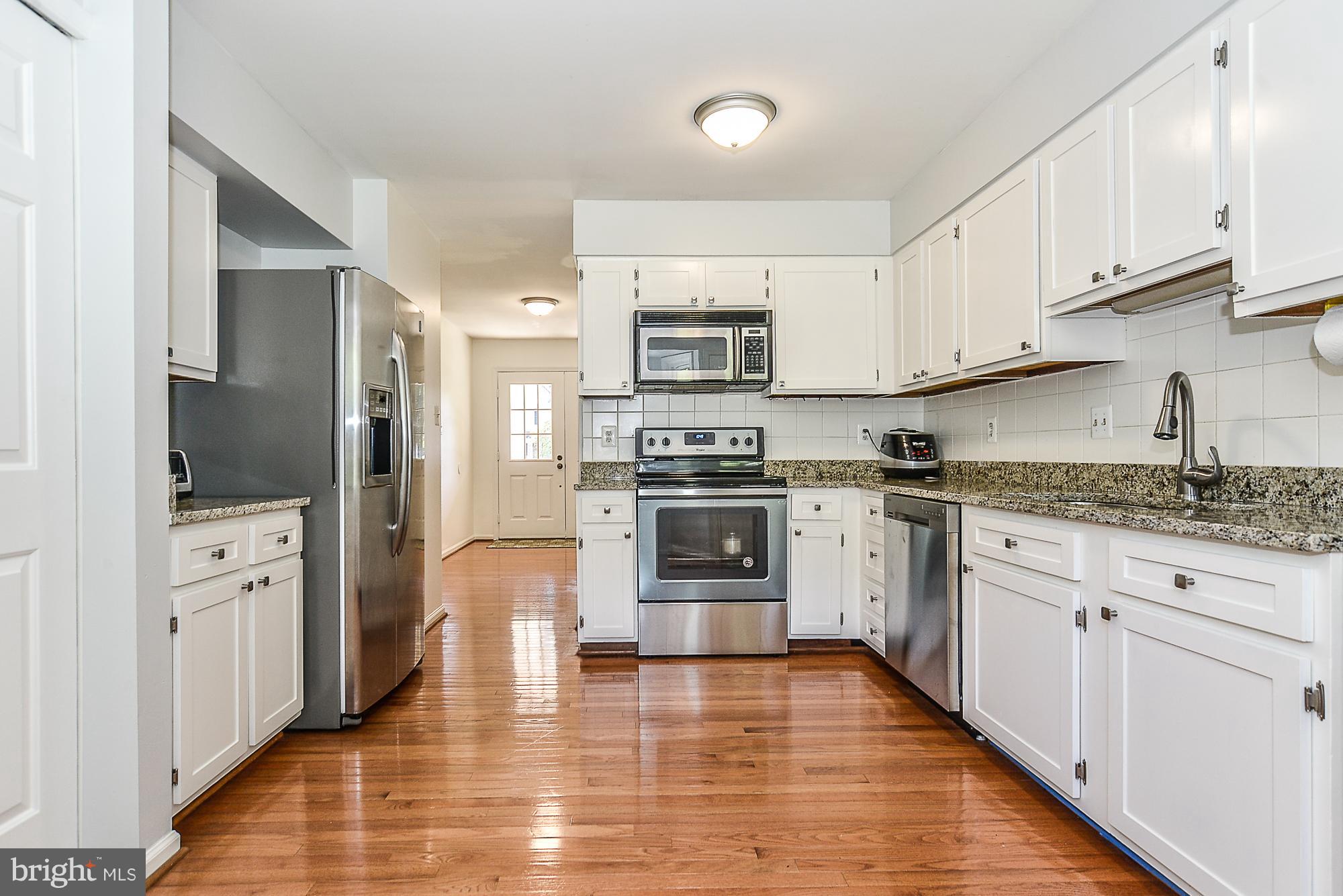 7124 Hamor Lane Springfield, VA 22153 - Photo 11 of 30 New SS appliance, back splash tiles