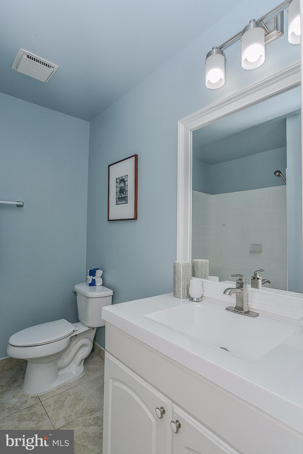 7124 Hamor Lane Springfield, VA 22153 - Photo 25 of 30 Hallway bath