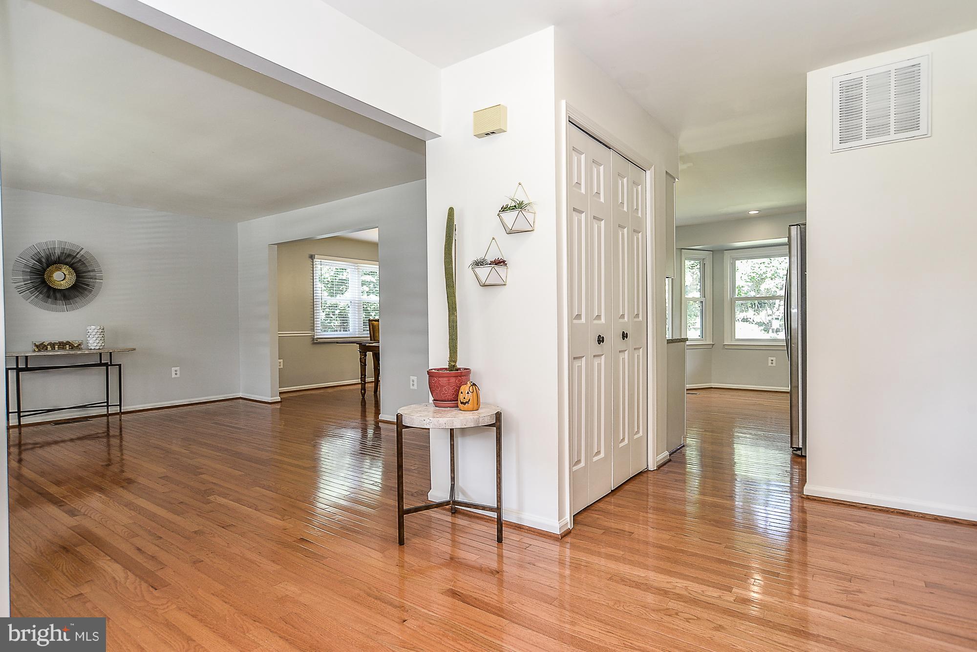 7124 Hamor Lane Springfield, VA 22153 - Photo 4 of 30 Foyer-2