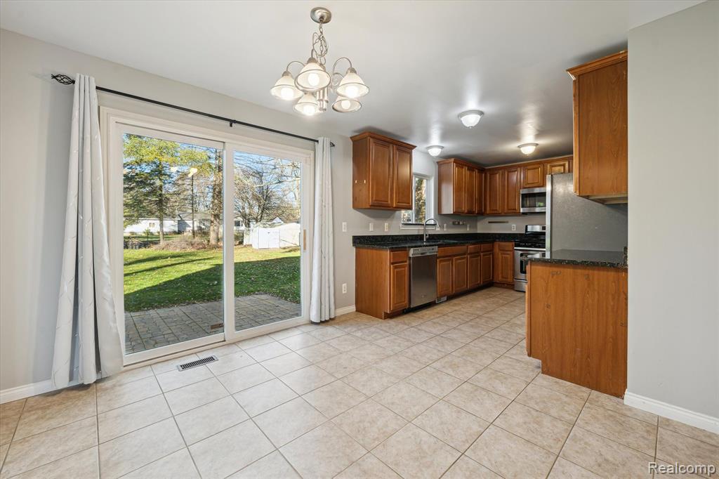 205 Eastlawn Drive Rochester, MI 48307 - Photo 19 of 46