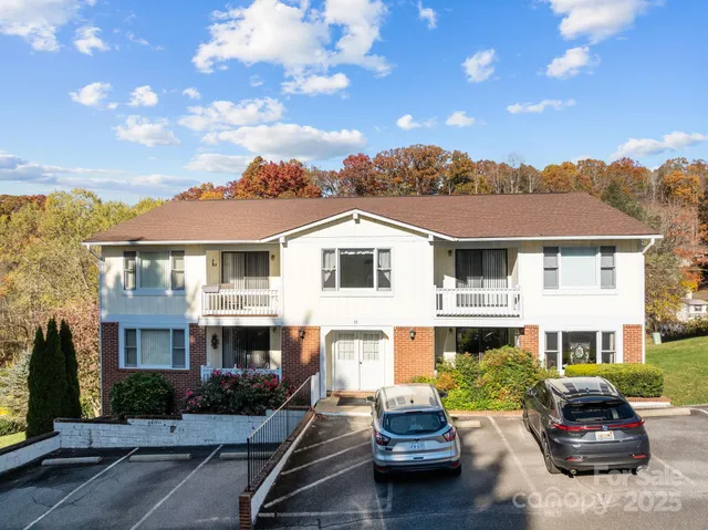 a view of multiple houses with a yard