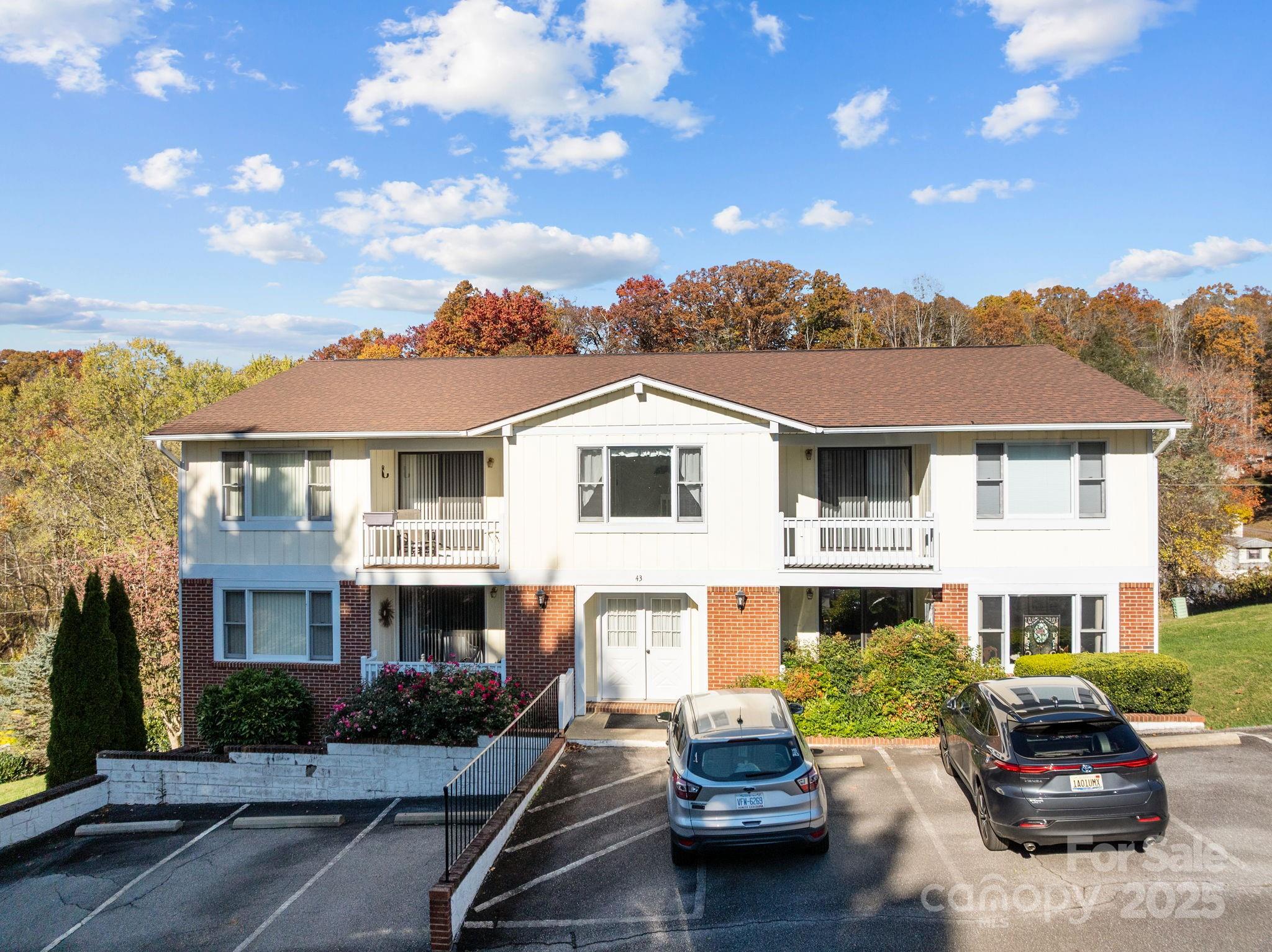 a view of multiple houses with a yard