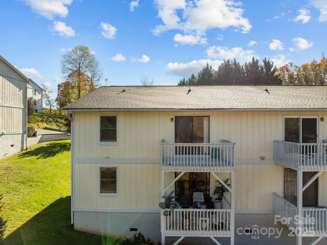 a view of a house with backyard and deck