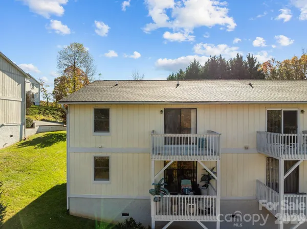 a view of a house with backyard and deck