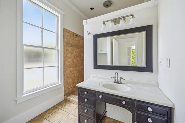 $2,500 | 806 Sabine Street, Houston, TX 77007