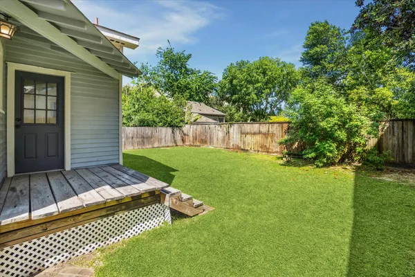$2,500 | 806 Sabine Street, Houston, TX 77007