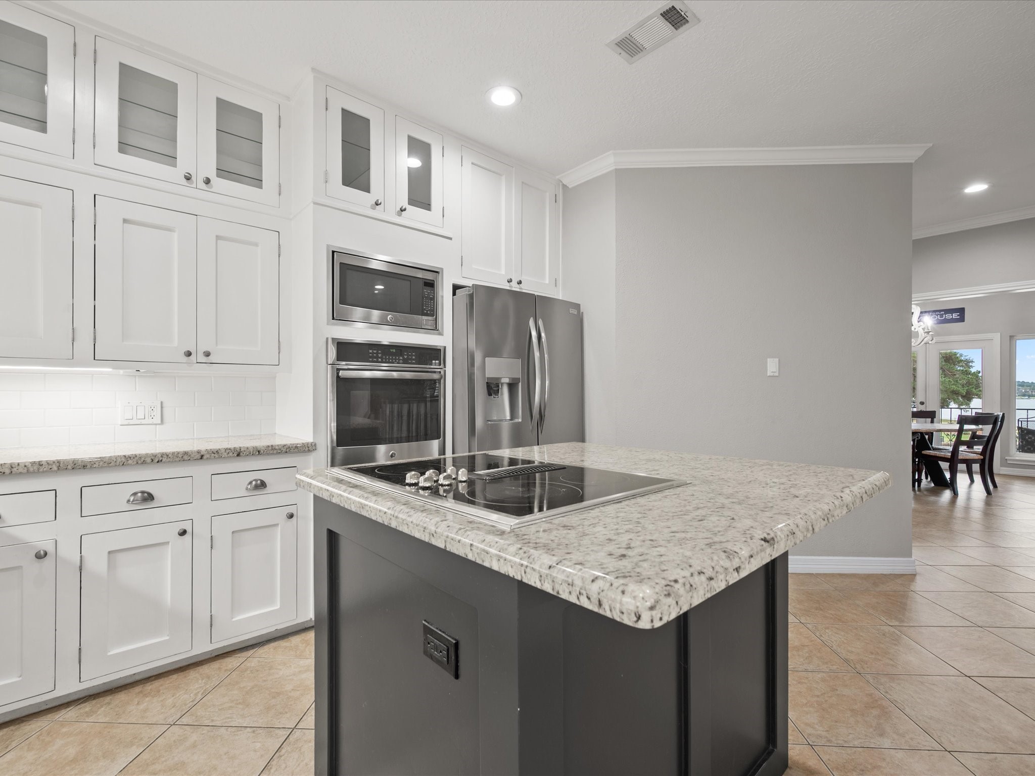 2906 Penninsula Point Montgomery, TX 77356 - Photo 12 of 48 Gourmet cooking meets modern
elegance in this kitchen,
complete with stainless steel
appliances, a double convection
oven, and granite countertops
that are as stylish as they are
functional. Perfect for
entertaining or everyday culinary
adventures!
