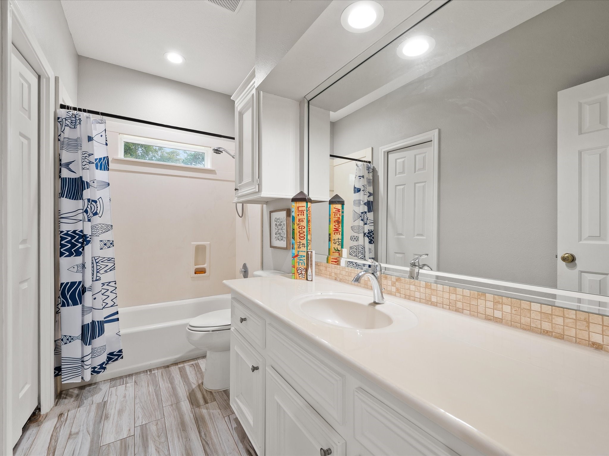 2906 Penninsula Point Montgomery, TX 77356 - Photo 26 of 48 En-suite bath for Bedroom 2