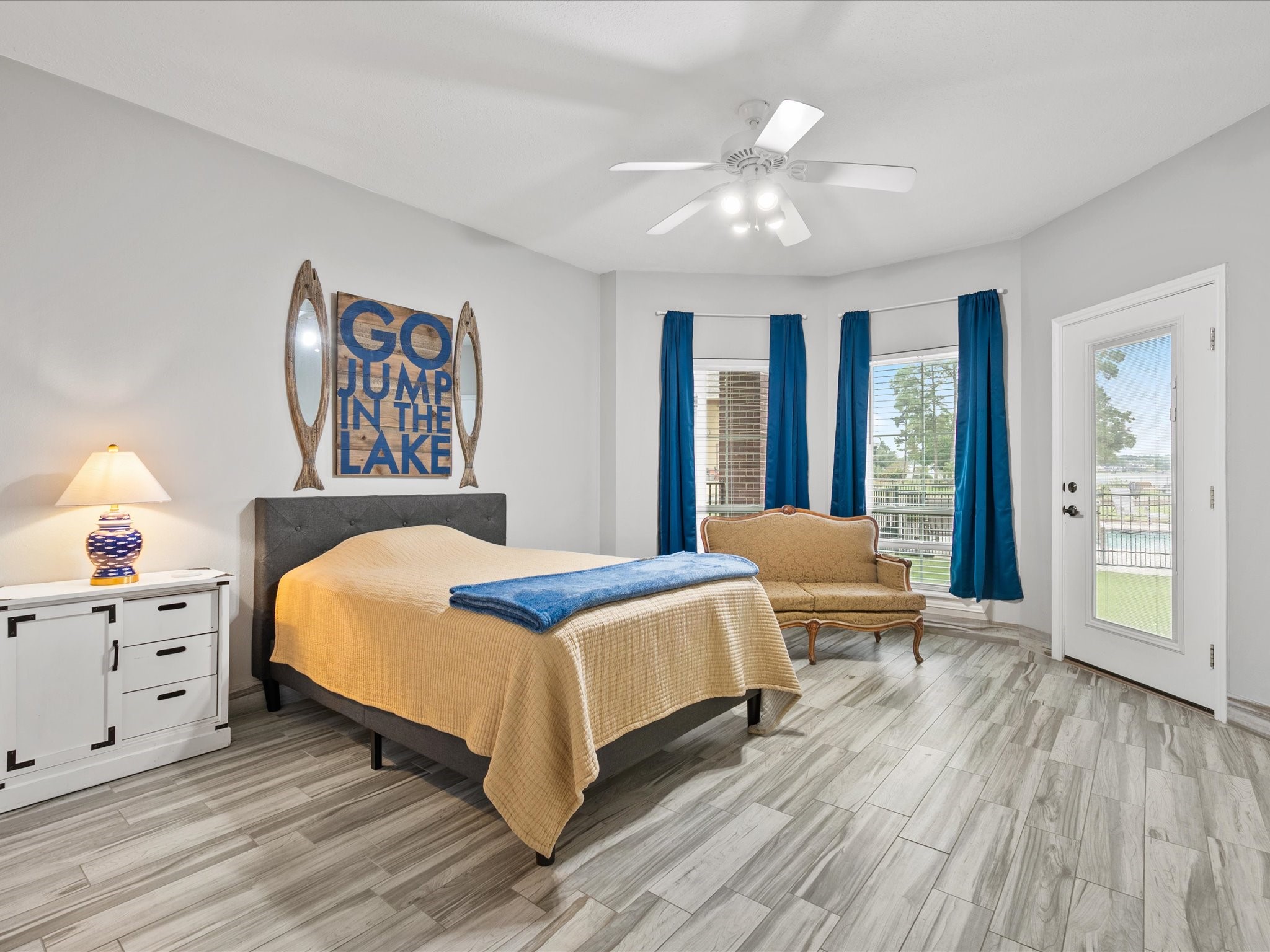 2906 Penninsula Point Montgomery, TX 77356 - Photo 27 of 48 Elegant second bedroom with a
private en-suite bath, offering a
serene and comfortable retreat
for guests or family.