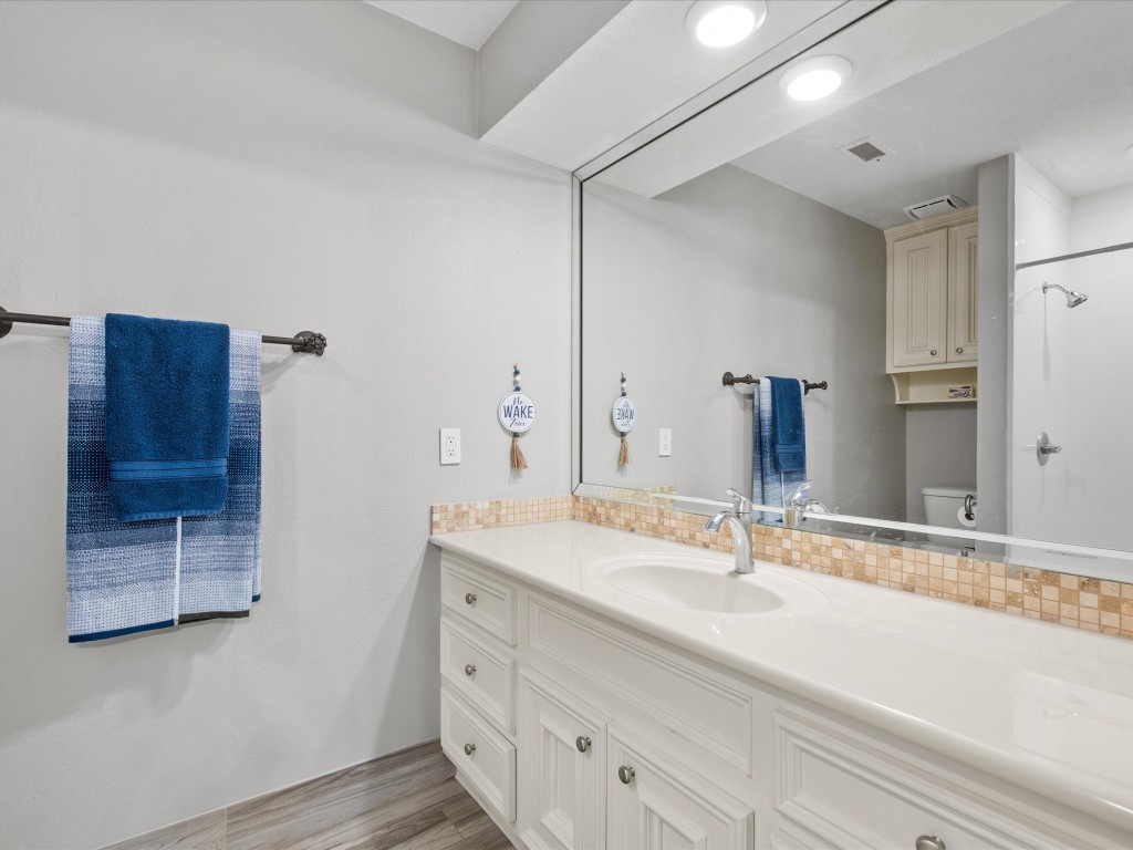 2906 Penninsula Point Montgomery, TX 77356 - Photo 28 of 48 En-suite bath for bedroom 3