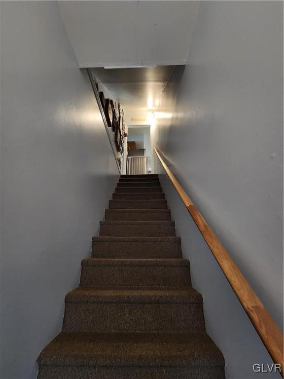322 Chestnut Street Slatington, PA 18080 - Photo 13 of 50 Stairs from front door