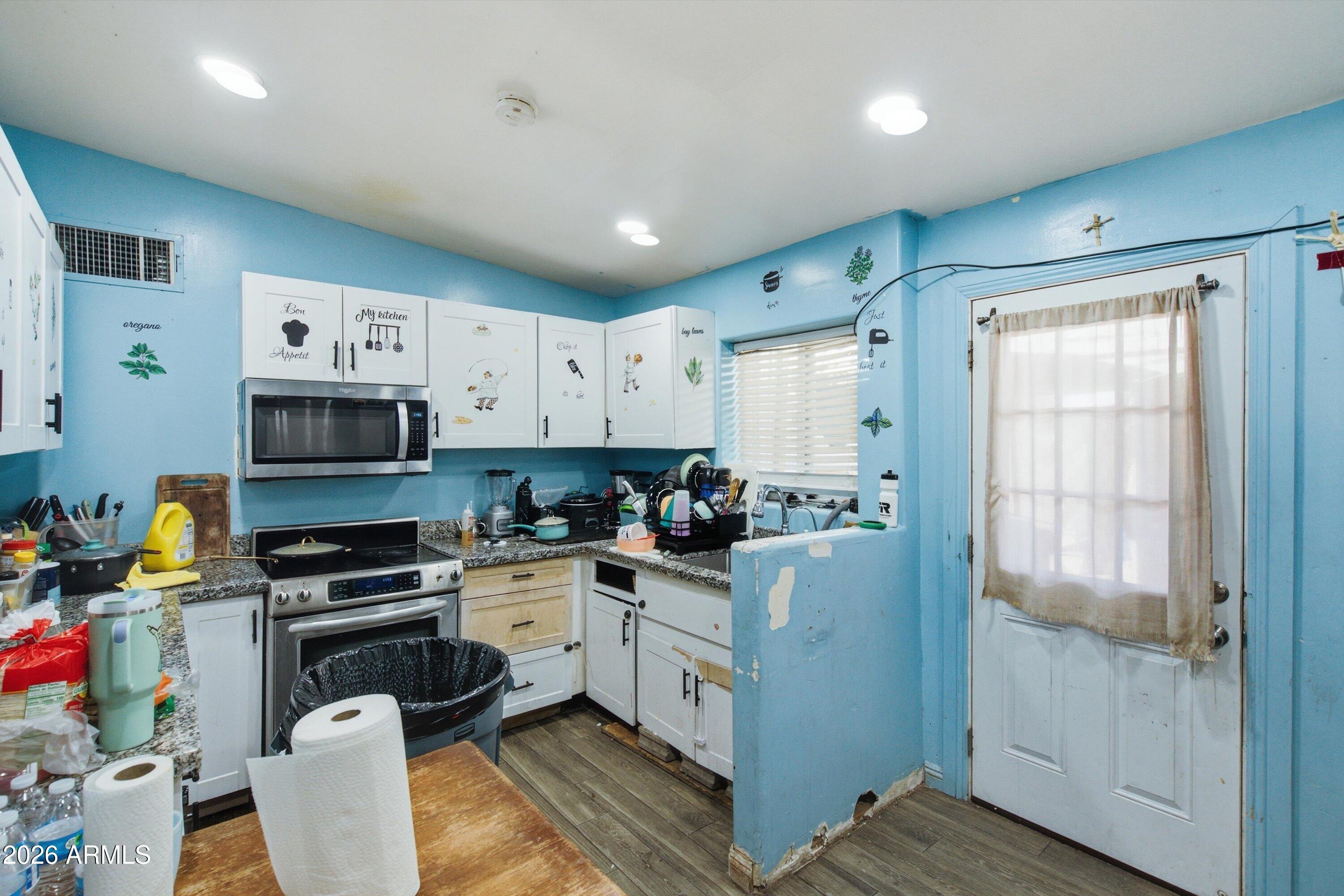 1845 West Chipman Road Phoenix, AZ 85041 - Photo 9 of 24 09-Kitchen