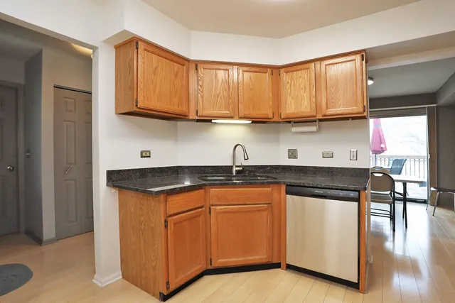 $2,975 | 966 North Auburn Woods Drive, Palatine, IL 60067