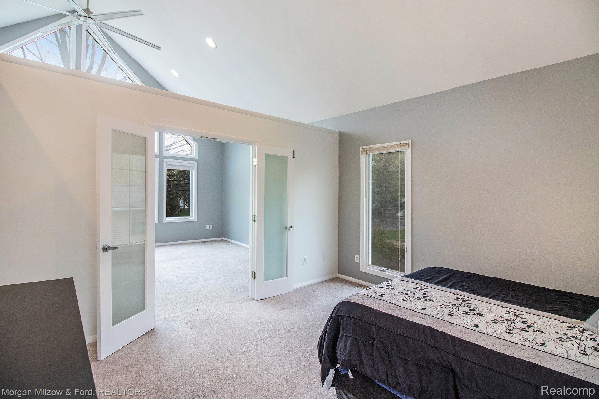 3615 Covert Road Waterford, MI 48328 - Photo 15 of 31 Primary bedroom w/ vaulted ceiling