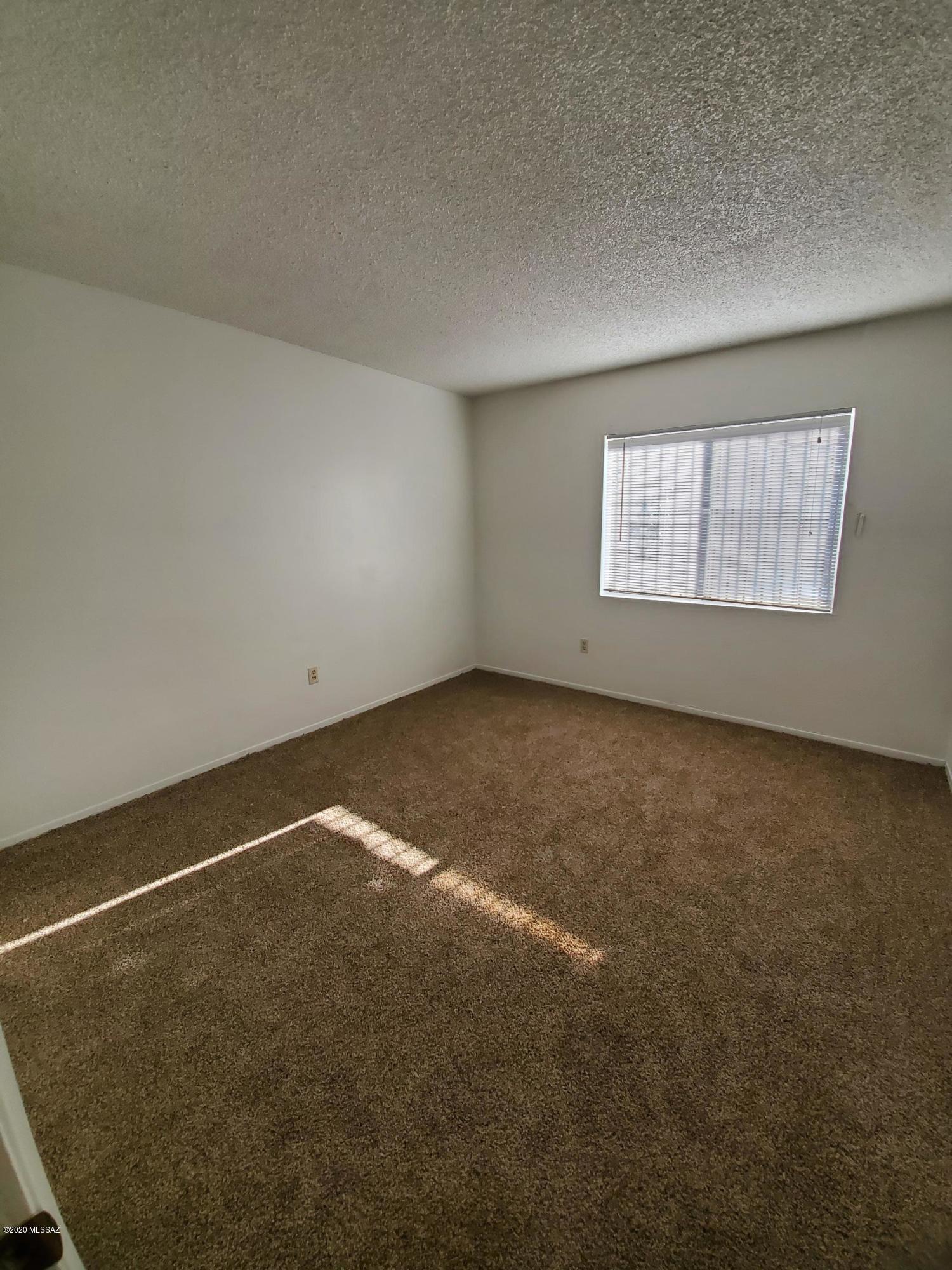 1057 East Halcyon Road Tucson, AZ 85719 - Photo 7 of 10 an empty room with a window