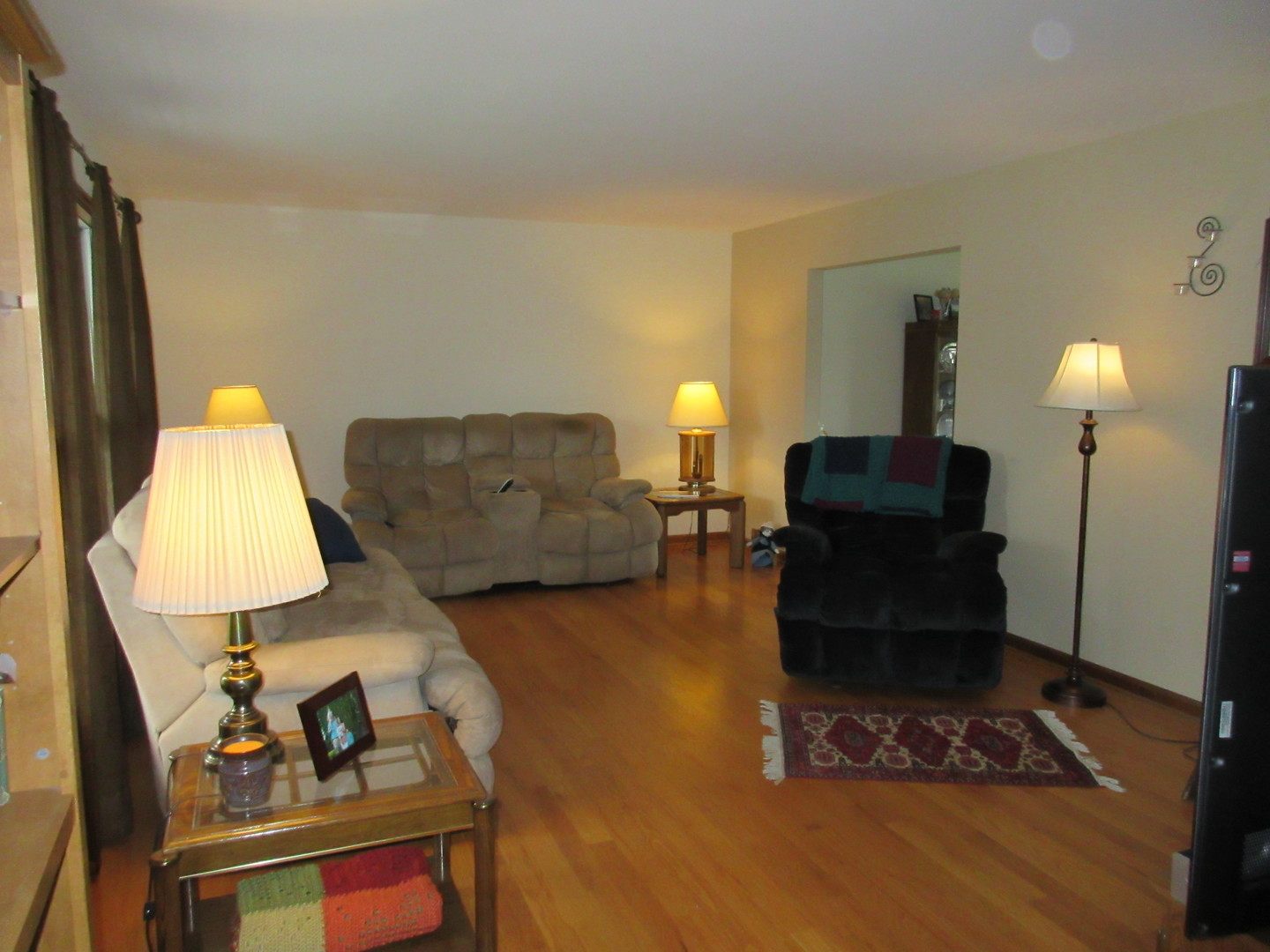 28081 Indian Point Road Sycamore, IL 60178 - Photo 4 of 24 a living room with furniture and a lamp