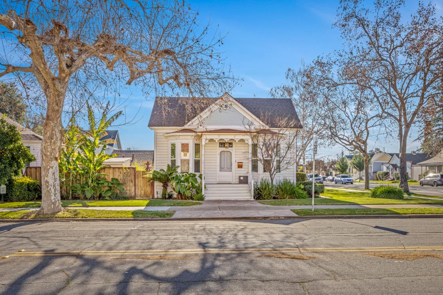 194 4th Street Gilroy, CA 95020 - Photo 5 of 20 a front view of a house with a yard