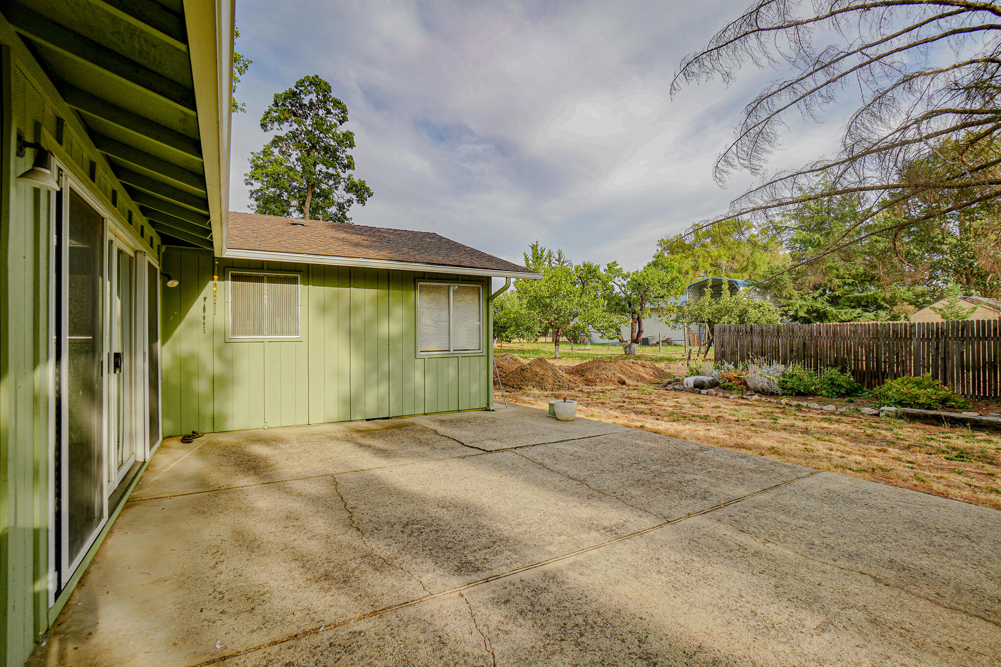 674 Oak Grove Road Medford, OR 97501 - Photo 25 of 47 Back patio.