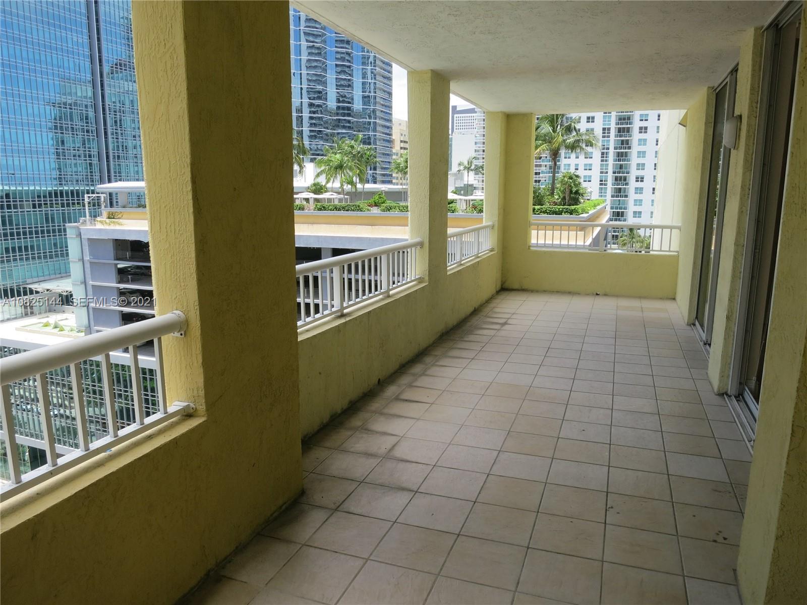 170 Southeast 14th Street, Unit 1507 Miami, FL 33131 - Photo 15 of 25 a view of an empty room with a window