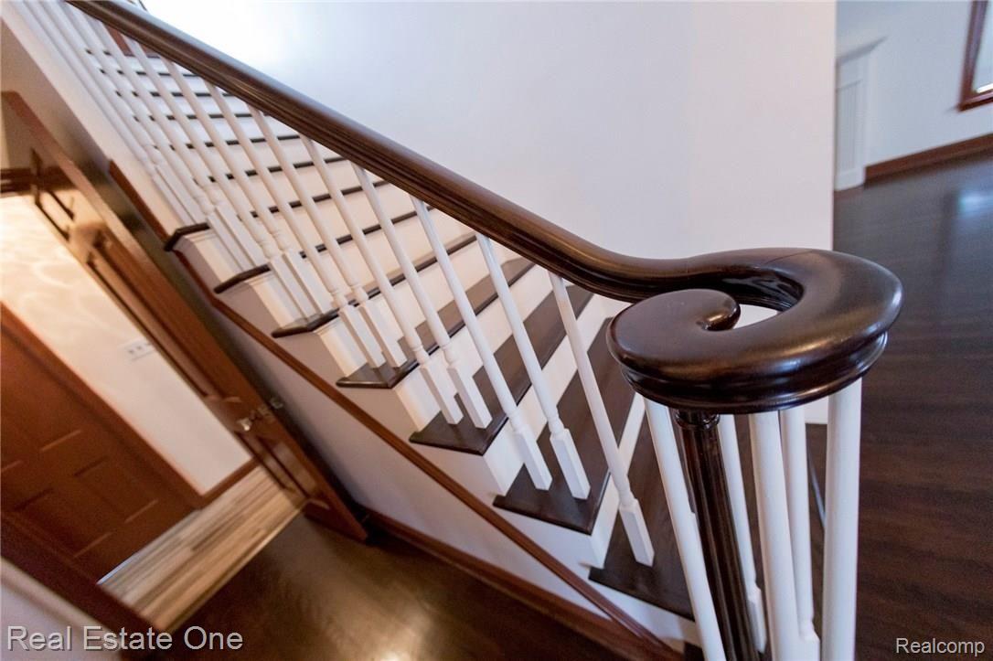 180 Riverside Drive Detroit, MI 48215 - Photo 16 of 30 Railing.jpg