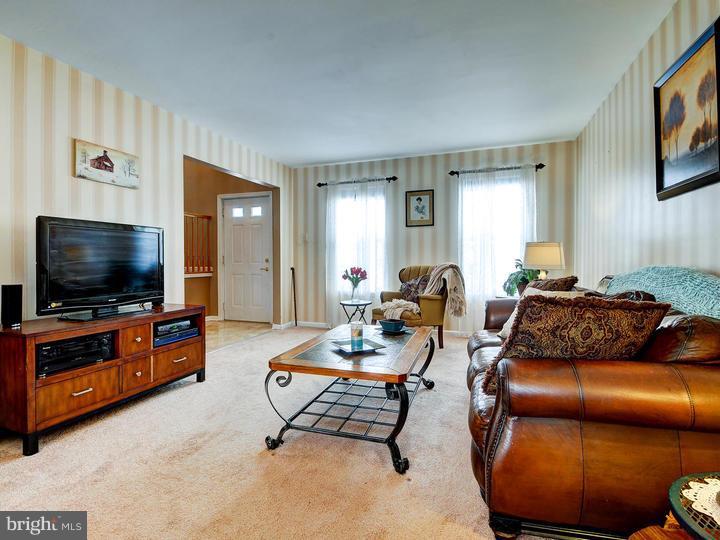 21 Amberfield Road Robbinsville, NJ 08691 - Photo 4 of 25 Living Room