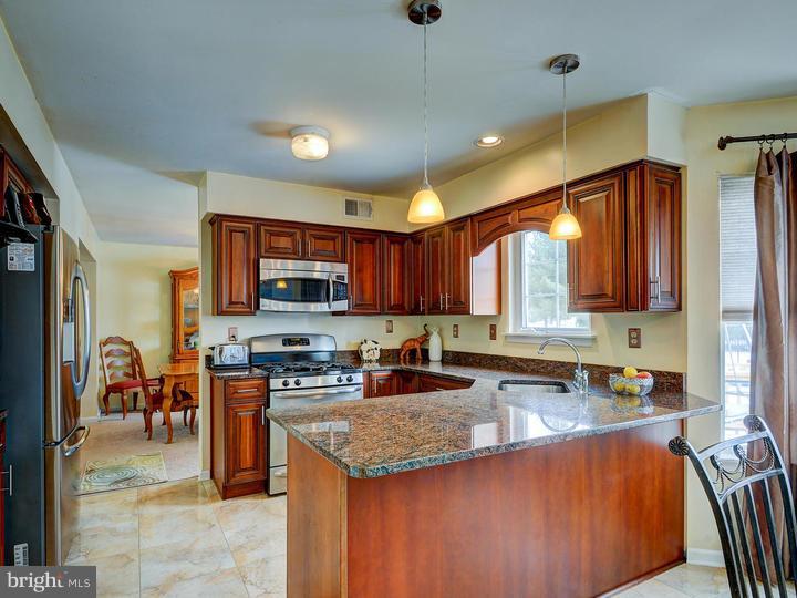 21 Amberfield Road Robbinsville, NJ 08691 - Photo 7 of 25 Kitchen