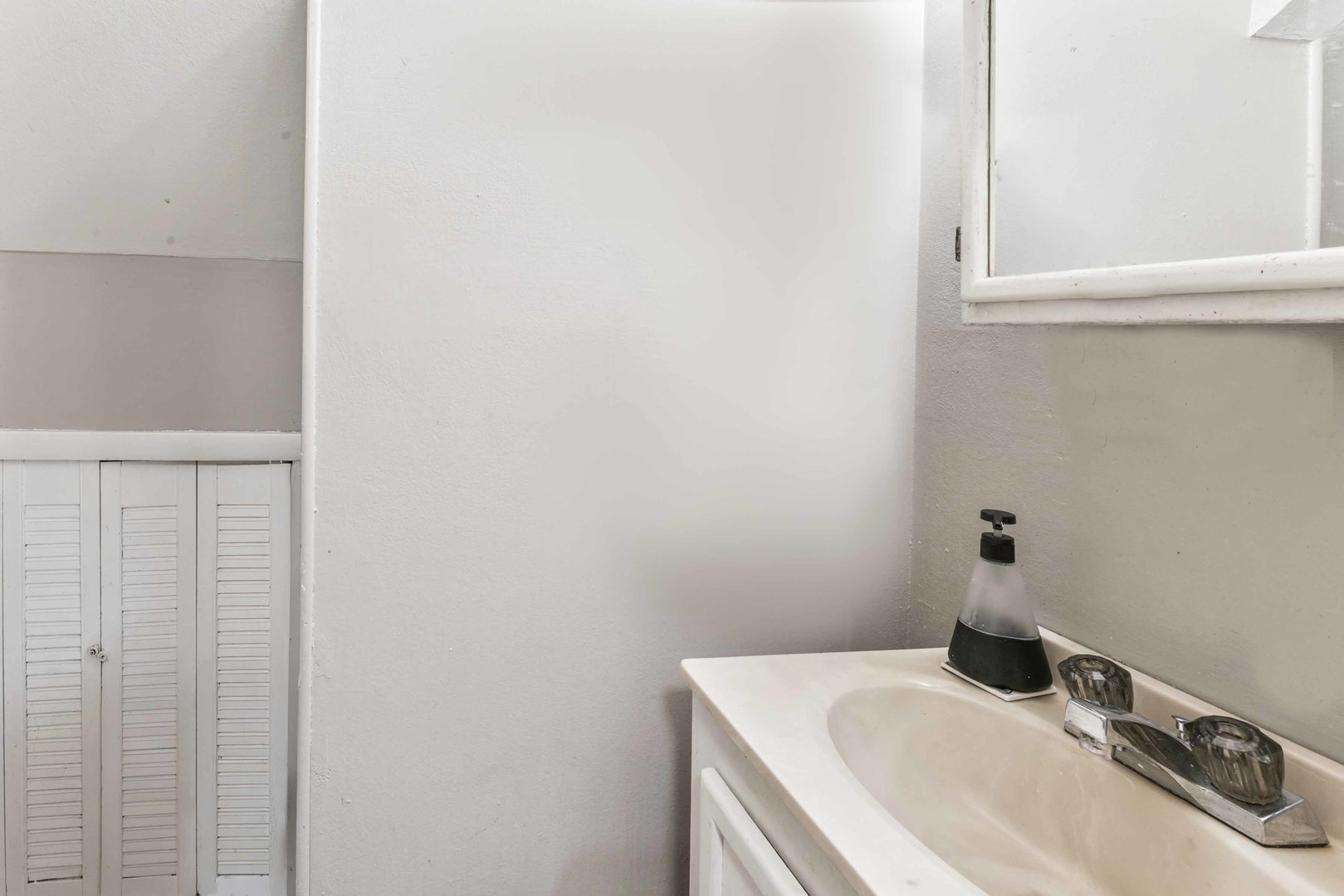 2504 West Algonquin Road, Unit 17 Rolling Meadows, IL 60008 - Photo 11 of 21 a bathroom with a sink and vanity