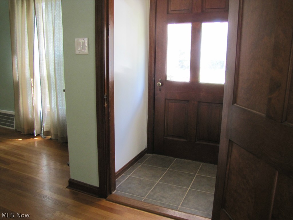 1160 Winston Road Cleveland, OH 44121 - Photo 5 of 24 Gallery Image 5