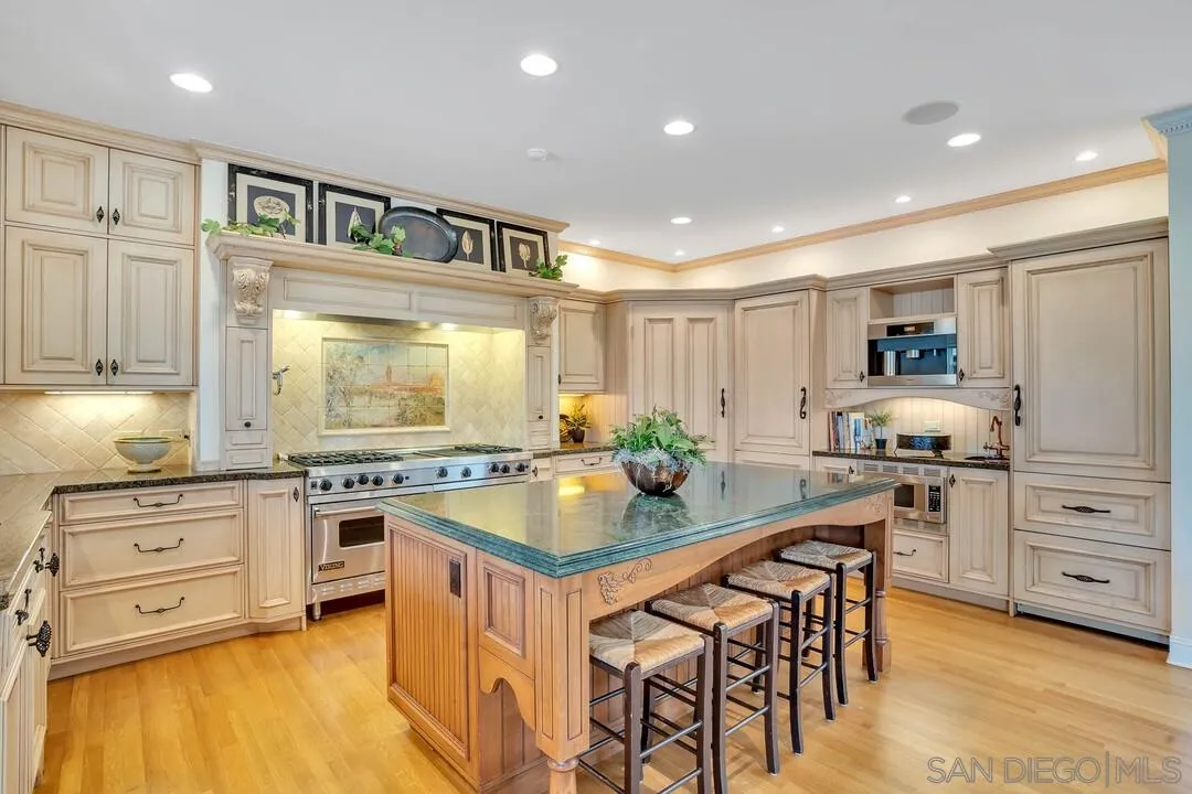 5735 Dolphin Place La Jolla, CA 92037 - Photo 8 of 75