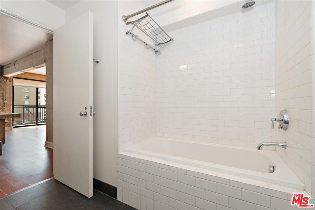 416 South Spring Street, Unit 609 Los Angeles, CA 90013 - Photo 21 of 24 a bathroom with a bathtub